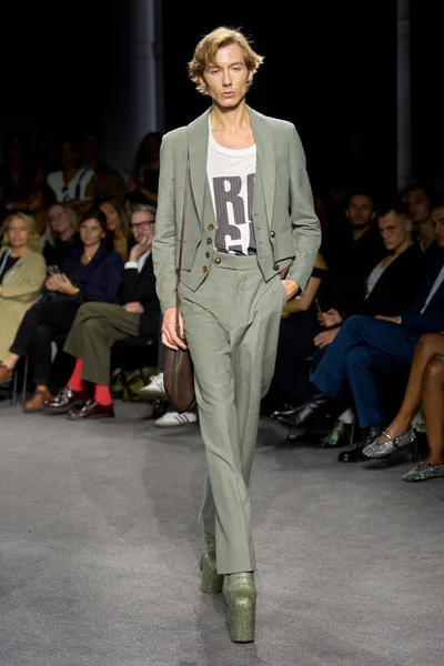 Look 16